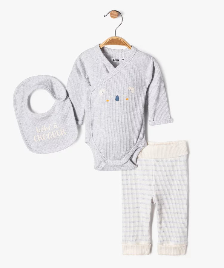 Kit naissance évolutif 3pièces:body ML,pantalon et bavoir,gris et écru. GÉMO. Filou et Loulou. Dakar-Sénégal.